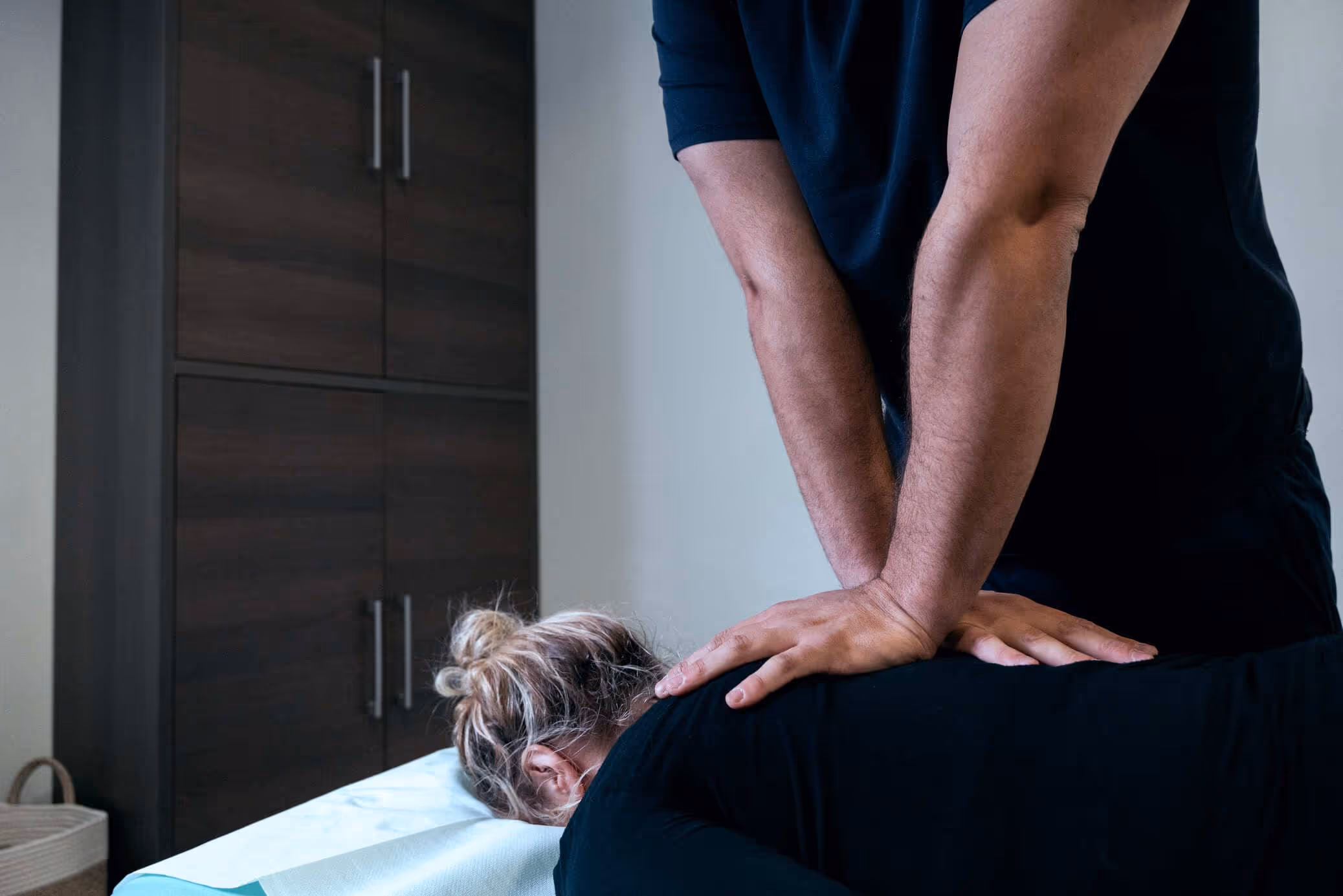 Osteopata che tratta un paziente manipolando la zona dorsale