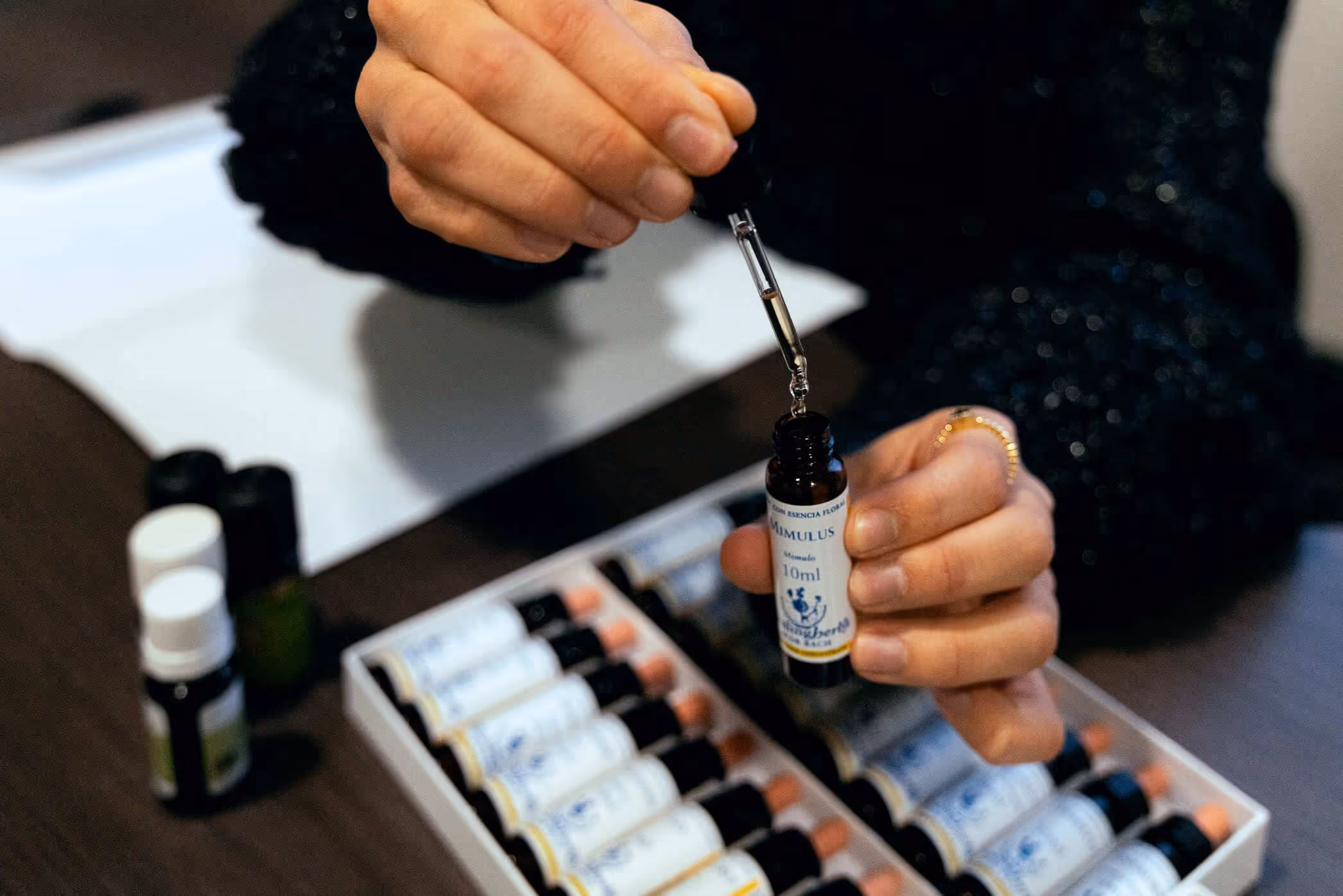 Naturopata che maneggia un estratto naturale per il benessere psico-fisico