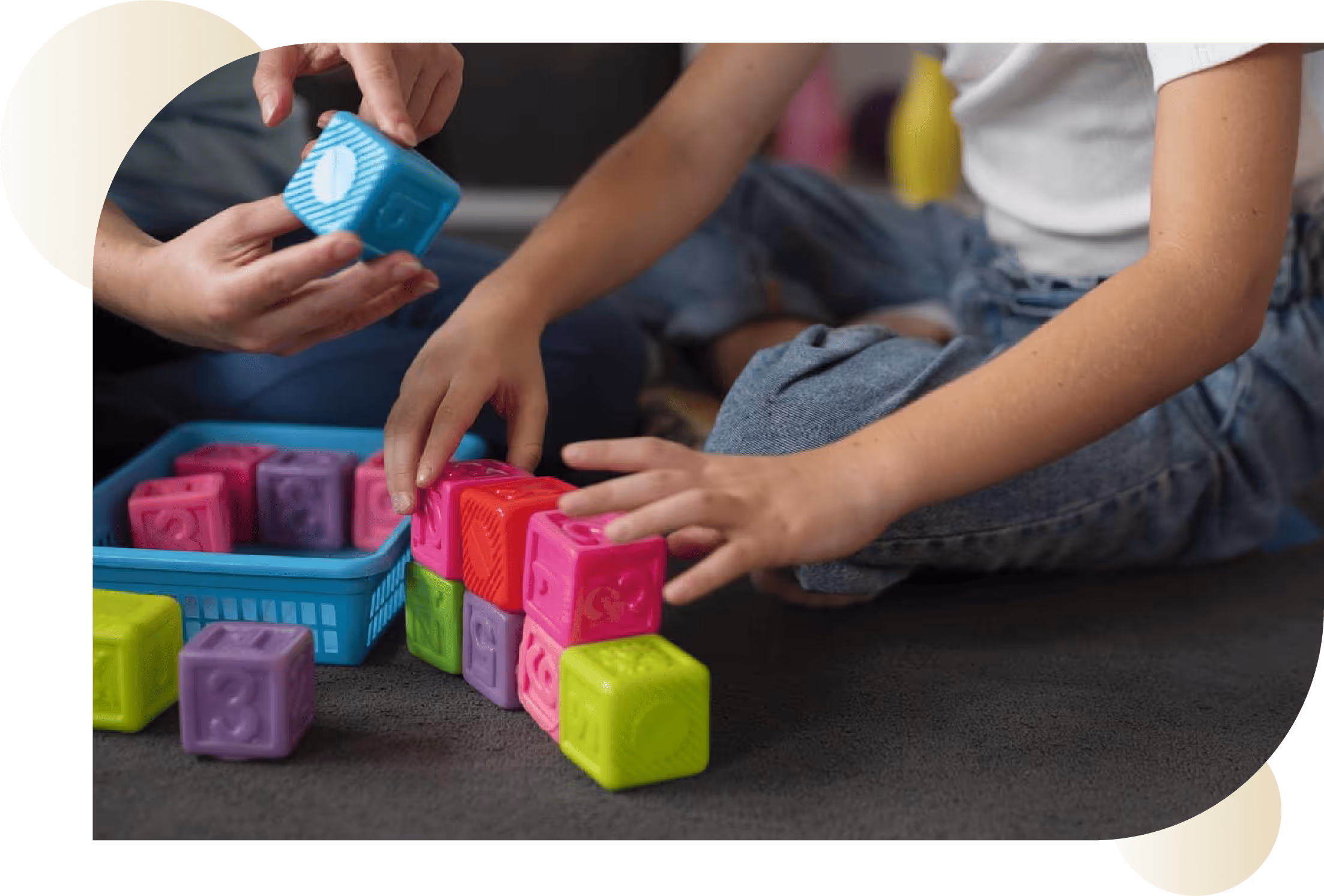 bambino che gioca con cubi colorati e numerati di gomma